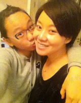 组图：闫妮13岁女儿近照曝光 “小佟掌柜”乖巧可爱