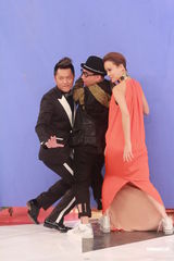 组图：草蜢主持《华丽明星赛》 两大组合pk