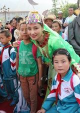 组图：孙宁赵毅参与公益活动青海送放映机