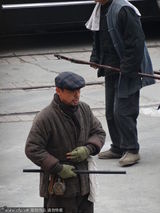 组图：《三城记》汤唯变俏村姑 与刘青云配戏