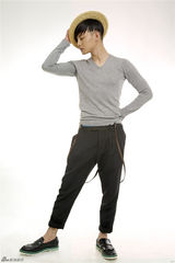 组图：尹正春日嬉皮写真鬼马表情玩复古