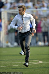 组图：贝克汉姆北京正装绿茵场飞奔 身姿矫健