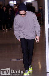 组图：郑宇穿运动装返韩 亲和微笑善待粉丝