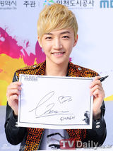 组图：韩男团TONY AN&SMASH时尚亮相签名会