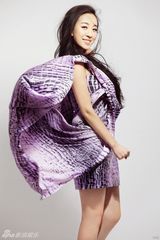 组图：歌手曲丹紫衣写真 时尚妩媚复古知性
