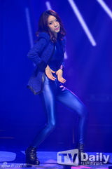 组图：少女时代泰蒂徐俏丽献歌WAPOP公演