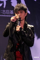 组图：古巨基三年磨一剑再发声 张柏芝令其请客