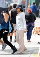 组图：安妮斯顿素颜赶拍新片 大妈身材秒变路人