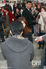 组图：金成钧孙湖竣着94复古装现身闹市送拥抱