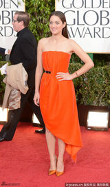 组图：金球红毯女星争艳 秀玉腿露美背