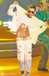 组图：52岁刘德华狂野飚唱 扯衣肌战小巨蛋