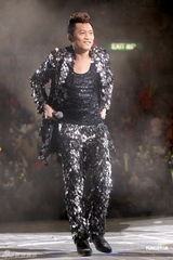 组图：草蜢举办成军25周年演唱会 古天乐站台捧场 