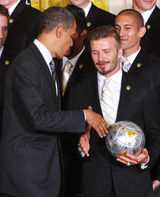 组图：奥巴马白宫宴请众球星 贝克汉姆赠送球衣