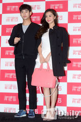 组图：baby俏丽赴韩会金秀贤 嘟嘴甜笑抛媚眼