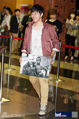 组图：吕珍九等出席电影《机关枪传教士》首映会