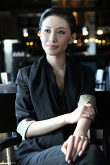 组图：冷美人侯璎珏职场通勤装简洁干练