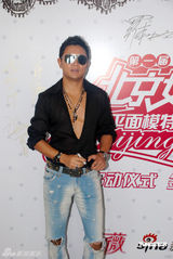 幻灯图：罗中旭阿兰吴建飞等捧场模特大赛开幕