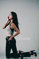 高清组图：韩国车模李美贤牛仔裤写真 线条优美