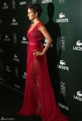 组图：哈莉-贝瑞红裙似火 出席颁奖大秀美背