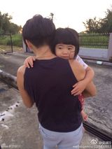 组图：曹格一家四口海边度假 父子卖萌娇妻美艳