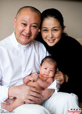 组图：安雅庆儿子诞生百日 全职带宝宝努力减肥