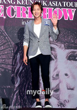 组图：张根硕将亚洲巡演 出席活动献飞吻