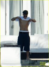 组图：比伯裸上身秀八块腹肌 穿低腰裤下体微凸