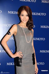 组图：官恩娜等众星出席活动 周汶锜大秀美背美腿