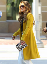 高清组图：詹妮弗-洛佩兹街拍黄色大衣搭配白裤