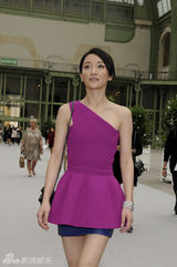 组图：范冰冰周迅巴黎秀 白裙玫红套装各有特色