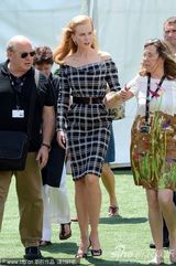 组图：妮可短裙现身新片记者会别样性感