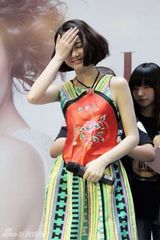 组图：戚薇受惊吓 粉丝送蕾丝透视睡衣和肚兜