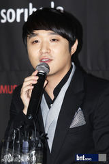 组图：韩国组合Vibe出道10周年举行纪念演出