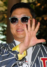 组图：鸟叔PSY赴美宣传新曲 米奇装显童心