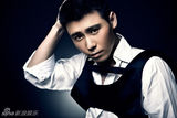 组图：李乃文全新写真眉目传情 演绎时尚酷雅绅士