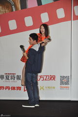 组图：《同桌》林更新肩扛周冬雨 喝交杯啤酒