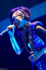 组图：周笔畅上海巡演泪洒舞台 万人K场合唱  