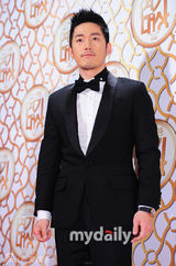 组图：SBS和KBS颁奖典礼 韩石奎申河均分获演技大奖