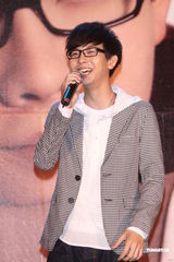 组图：胡夏趁胜追击推新辑 戴爱玲为其发片站台