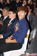 组图：金钟国上海出席活动 亲和抱女粉丝