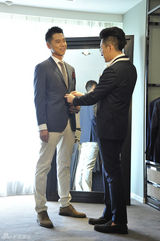 组图：王雷西装革履拍写真 笑容亲切迷人