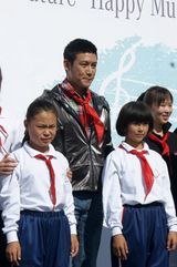 高清图：陆毅做星愿使者做公益 希望小学为孩子献唱