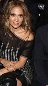 高清组图：41岁詹妮弗-洛佩兹性感亮相时装秀