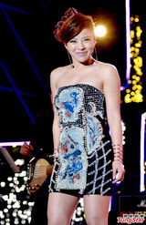 组图：安心亚低胸热裤亮相跨年 丁当秀美腿