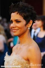 组图：哈莉-贝瑞亮相红毯 薄纱长裙端庄优雅