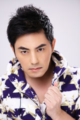 组图：型男牟凤彬写真阳光帅气 眼神成熟坚定