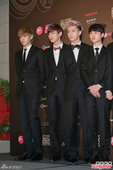 高清图：GD条纹装出席mama记者会 EXO正装帅气