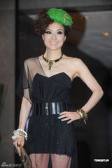 组图：Rain展绅士风度 郑秀文急闪为许志安捧场