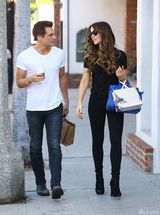 组图:贝金赛尔干练黑T出街血拼 与老公甜蜜牵手