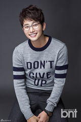 组图：朴施厚曝新年首批写真 休闲调皮抢眼球